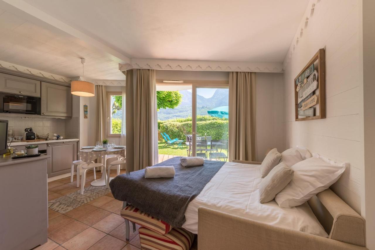 La Baie Des Voiles: Lakefront On Annecy Apartment