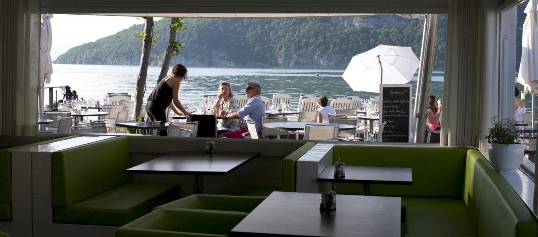 La Baie Des Voiles: Lakefront On Annecy Apartment