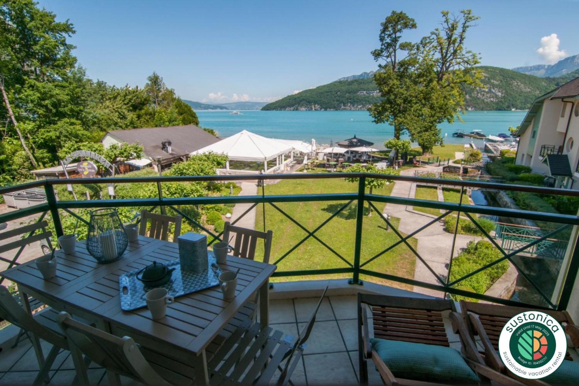 La Baie Des Voiles: Lakefront On Annecy