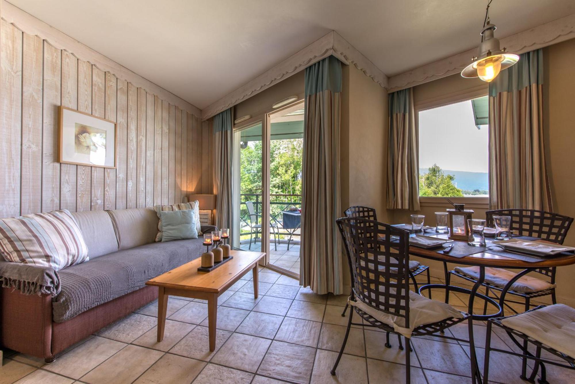 La Baie Des Voiles: Lakefront On Annecy Apartment